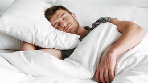 Si vous dormez sur le côté, voici ce que ça dit de votre personnalité selon la science