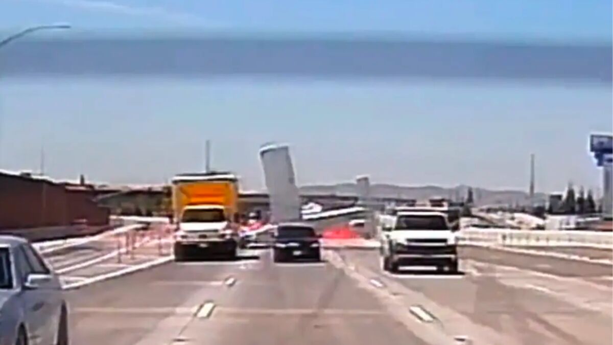 Un avion se crashe sur une autoroute, percute un camion et prend feu (VIDEO)