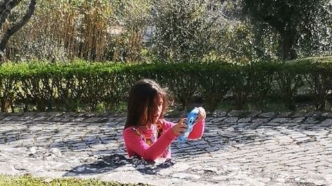 Illusion d'optique : la photo cette petite fille sans jambes va rendre fous les internautes