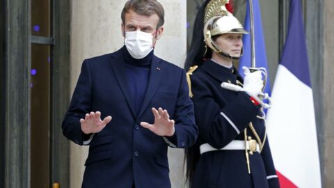 Face à Emmanuel Macron, elle écrit “Je t’emmerde” sur ses mains et lui montre