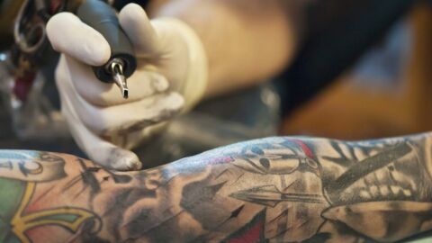 Royaume-Uni : elle se fait tatouer mais obtient un résultat choquant
