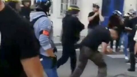 Gilets Jaunes : un CRS frappe violemment un manifestant au visage avec sa matraque (VIDEO)