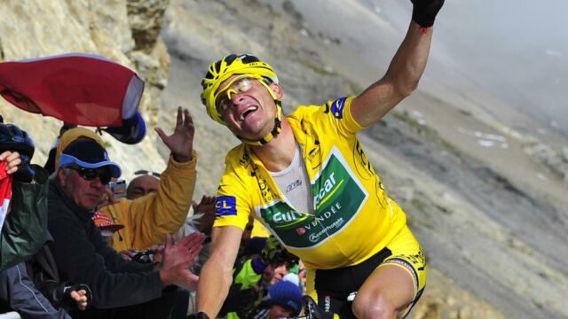 Thomas Voeckler lève le point à l'arrivée au sommet du Galibier en 2011, il vient de sauver son maillot jaune pour 15 petites secondes.