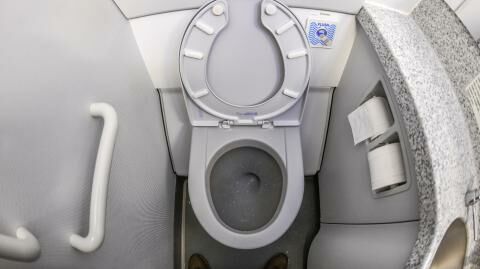 Avion : où vont les déchets des toilettes ?