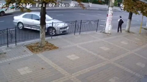 Glück im Unglück: Er entkommt nur knapp einem Zusammenprall mit einem Auto