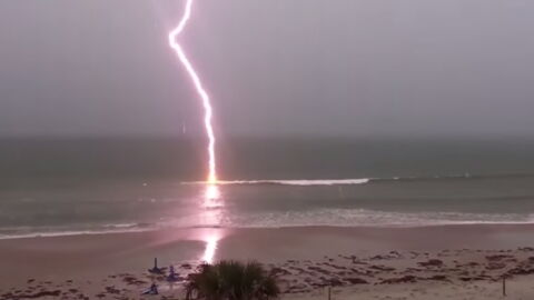 Slow-Motion: Blitz schlägt am Strand ein
