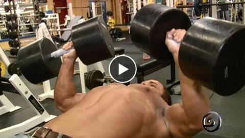Ein 73 kg schwerer Bodybuilder stemmt 140 kg