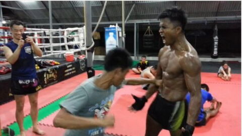 Dieser Mann hat so starke Bauchmuskeln, dass er als ein lebendiger Punching-Ball dienen kann