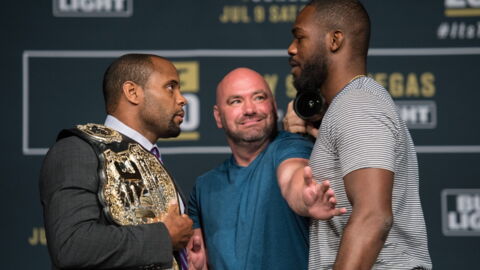 Jon Jones und Daniel Cormier werden hinter den Kulissen einer Pressekonferenz handgreiflich