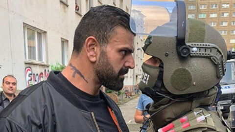 „Flüchtling“ vs. „Abschiebepolizist“: Foto sorgt für heftige Reaktionen im Netz