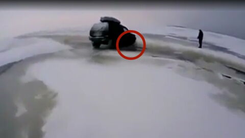 Plumps! Ein Geländewagen will über einen vereisten See