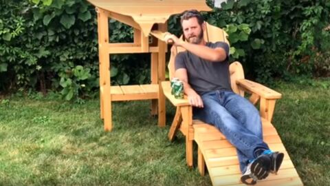 Er baut sich einen Bier-Liegestuhl