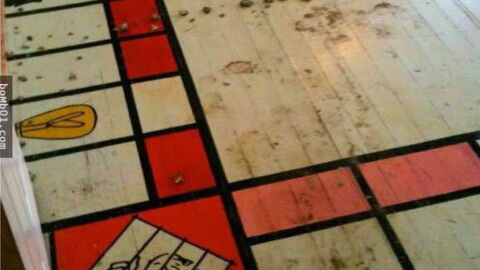 Unter dem Teppich: Ein riesiges und altes Monopoly-Spiel