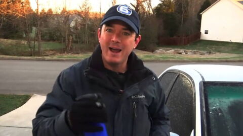 Sprühflaschen-Trick fürs Auto: Windschutzscheibe von Eis befreien