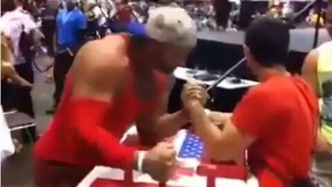 Fail: Er blamiert sich beim Armdrücken!