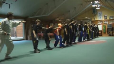Dieser möchtegern Jiu-Jitsu-Meister bindet seinen Schülern einen Bären auf