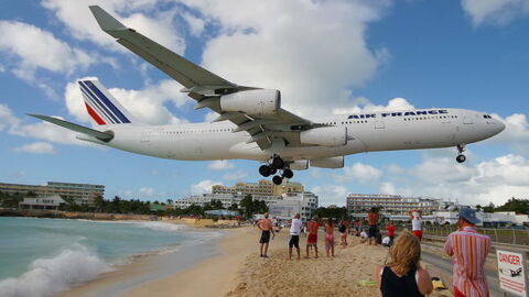 Auf Saint Martin liegt der Flughafen nur 20 Meter vom Strand entfernt