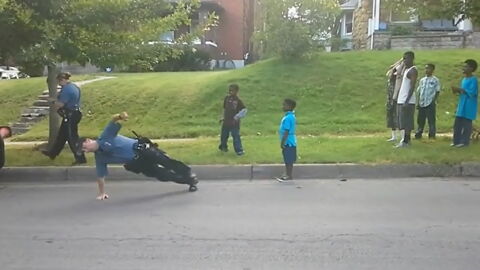 Ein Polizist improvisiert einen Tanz-Battle mit Jugendlichen aus dem Viertel