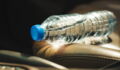 Gefährliche Angewohnheit: Deshalb solltest du nie eine Plastikflasche im Auto liegen lassen