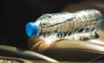 Gefährliche Angewohnheit: Deshalb solltest du nie eine Plastikflasche im Auto liegen lassen