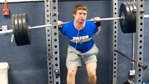 Fail: Er hebt zu schwere Gewichte und versagt kläglich