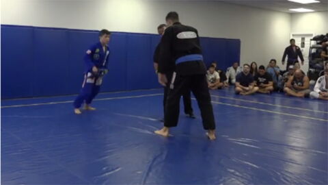 Ein kleiner Jiu-Jitsu-Experte kämpft gegen einen riesigen Ringer. Nach 50 Sekunden ist der ungleiche Kampf vorbei!