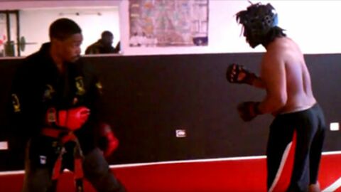 Dieser Karate-Anfänger fordert seinen Trainer heraus und macht einen Riesenfehler
