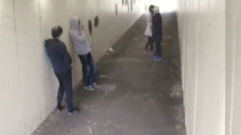 Sie werfen eine Zigarette auf die Frau - doch ihr Freund ist Profiboxer