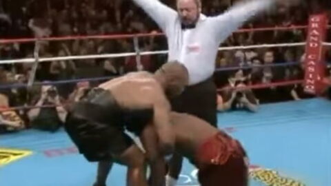 Mike Tyson verletzt Clifford Etienne so stark, dass er ihm beim Aufstehen helfen muss