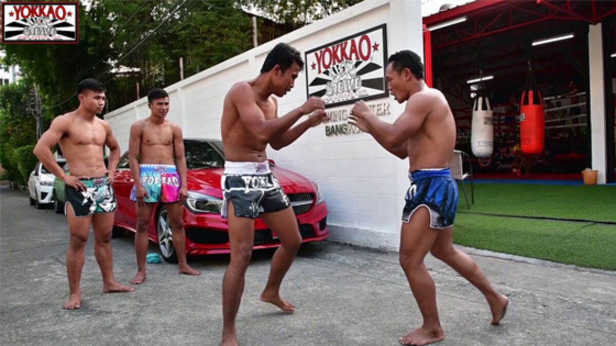 Saenchai trainiert mitten auf der Straße mit Singdam