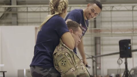 UFC: Paige Vanzant würgt einen Marinesoldaten, bis er in Ohnmacht fällt