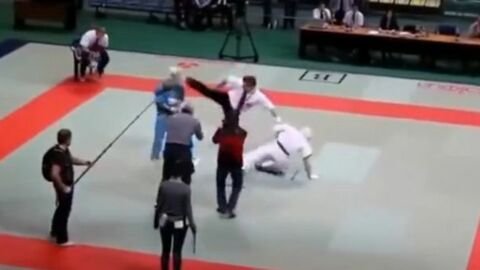 Genervter Karate-Kampfrichter schlägt zwei Kämpfer K. o.!
