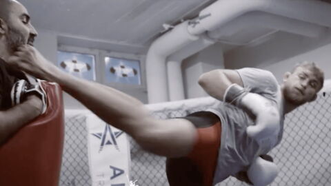 Alexander Gustafsson tritt seinen Trainer versehentlich