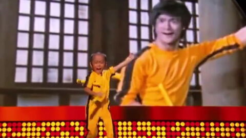 Der kleine Junge imitiert sein großes Vorbild Bruce Lee – und wie!