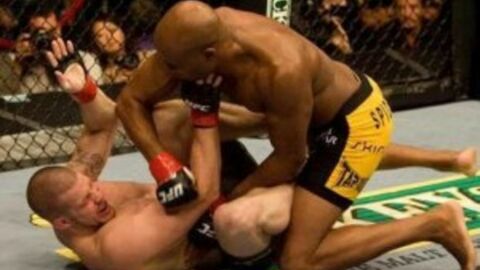 Anderson Silva schlägt seinen Gegner mit einem meisterhaftem Ellenbogenschlag K.O.
