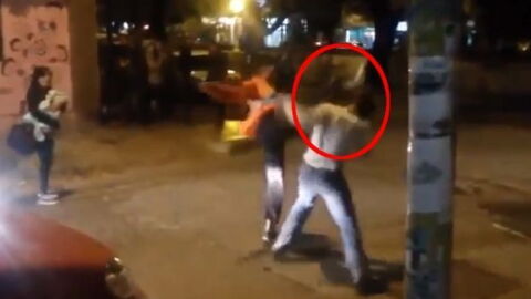 Street Fight: Er streckt seinen Gegner mit einem heftigen Headkick zu Boden!