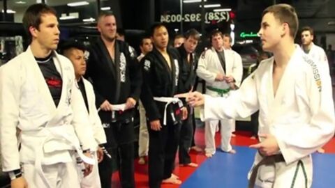 Ein Brazilian-Jiu-Jitsu-Schwarzgurt gibt sich als Anfänger aus