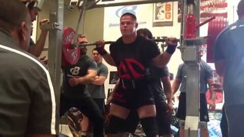 Halten die Beine dieses Powerlifters einen Squat mit 375 Kilo aus?