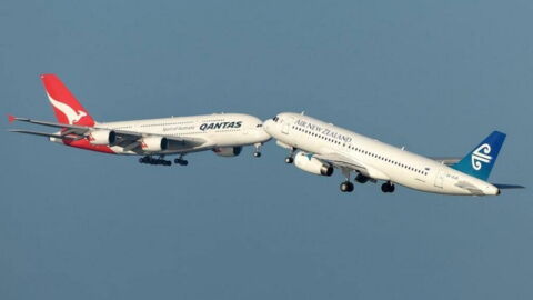 Zwei Flugzeuge setzen gleichzeitig zum Landen an