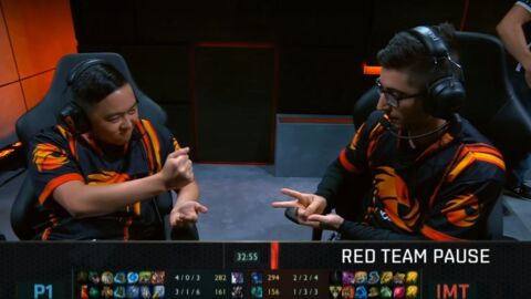 League of Legends: Zwei Gamer spielen Schere-Stein-Papier während der LCS NA