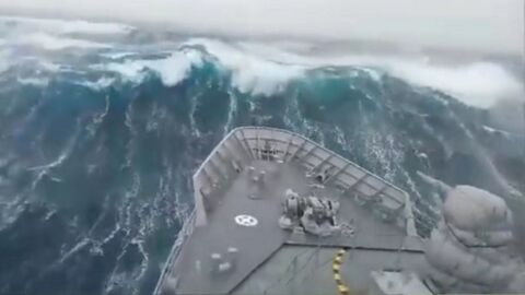 Wenn eine Riesenwelle ein Schiff der Marine verschluckt