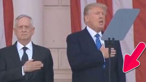Donald Trump zappelt bei einer feierlichen Zeremonie herum