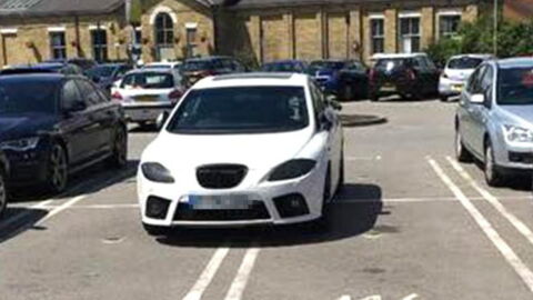 Vier Parkplätze gleichzeitig: Die Erklärung des Fahrers macht einfach wütend!