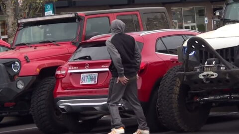 Der Mercedes-SUV besetzt einfach mal zwei Parkplätze. Zwei andere Autofahrer rächen sich!