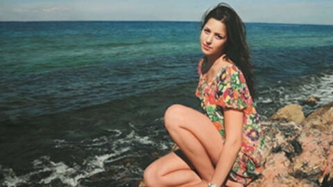 Hübsche Frau am Meer: Das Bild birgt ein tieferes Geheimnis!