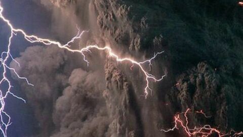 Diese beängstigende Bilder beweisen die beeindruckende Gewalt der Natur