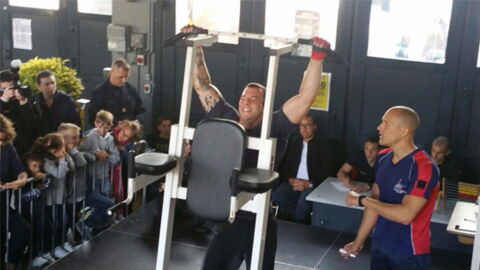 Feuerwehrmann stellt mit 1972 Klimmzügen in drei Stunden neuen Weltrekord auf