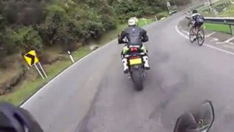Radfahrer demütigt zwei Biker auf rasanter Abfahrt: Doch dann wird es brenzlig!