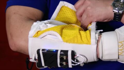 Dieser Roboterhandschuh verleiht übermenschliche Kräfte