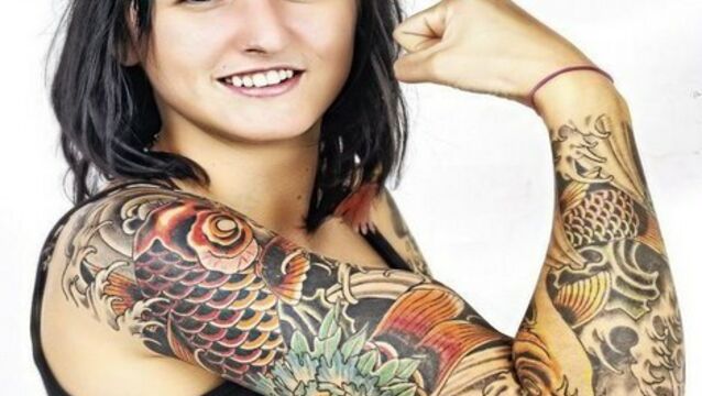 Frau tattoo oberarm schulter 